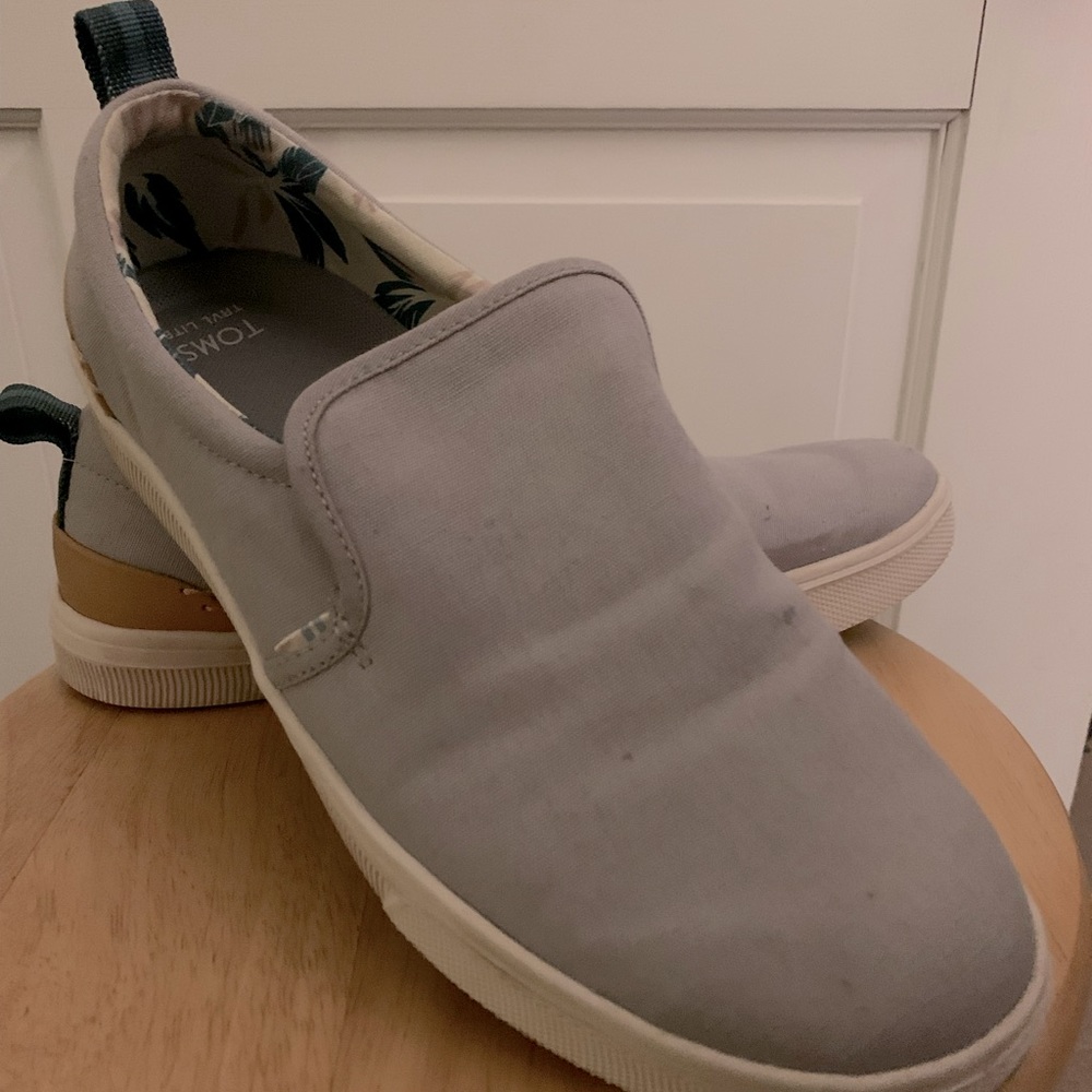 TOMS drizzle gray Womens size 10 travel lite slip on
